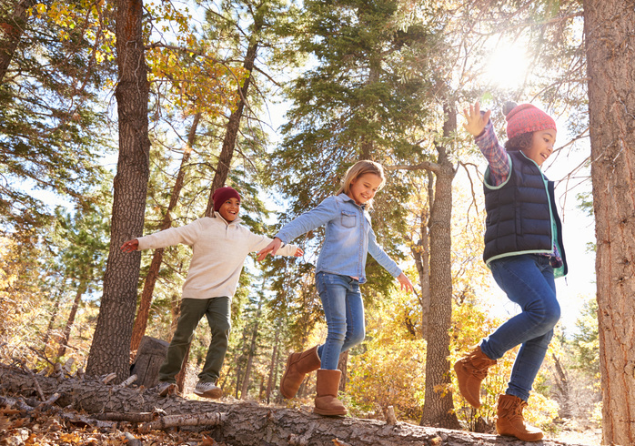 Familie beim Herbstspaziergang